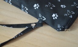 Obal na plavky 27 x 27 cm kočky a tlapky na černé