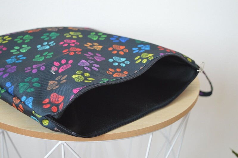 Obal na plavky 30x30 cm Tlapky na černé