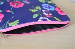 Obal na mokré plavky 29 x 30 cm macešky na tmavě modré