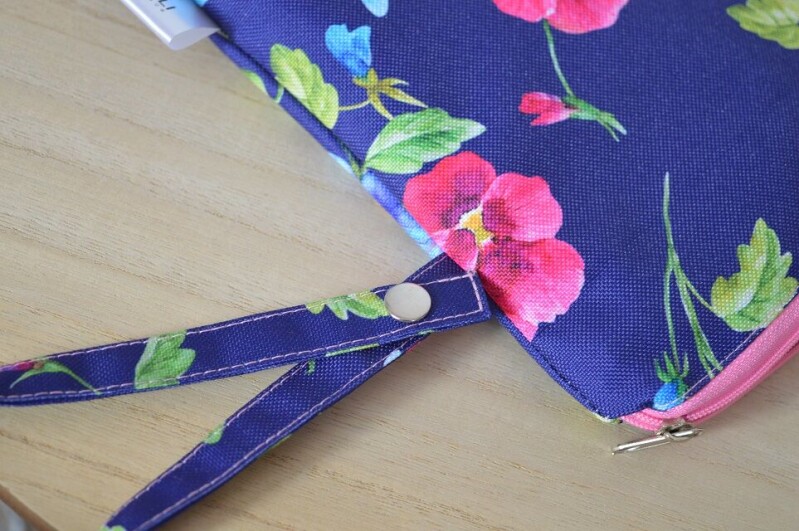 Obal na mokré plavky 29 x 30 cm macešky na tmavě modré