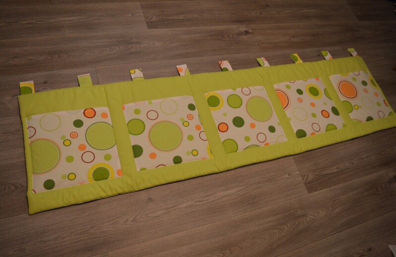 Velký kapsář na zeď 200x50 cm - limetková s kruhy