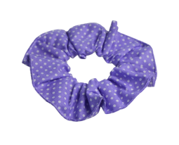 Látková scrunchie gumička do vlasů fialová s bílým puntíkem