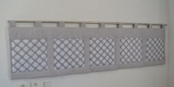 Kapsář na zeď za postel 200x50 Čtyřlístky na šedé