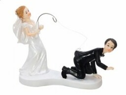 Figurka na svatební dort - nevěsta lovícího ženicha prutem