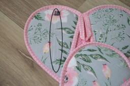 Kuchyňská chňapka II.jakost květiny na světle šedé 2 ks 