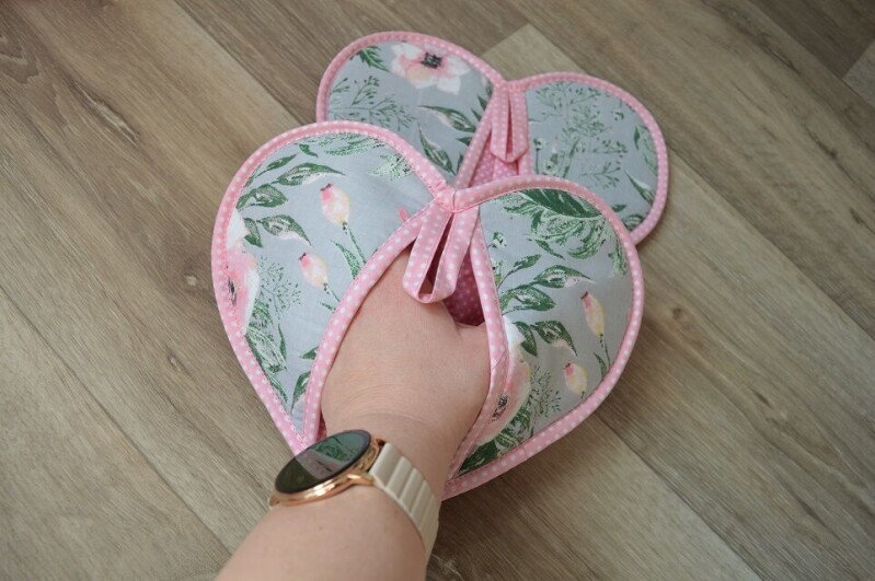 Kuchyňská chňapka II.jakost květiny na světle šedé 2 ks 