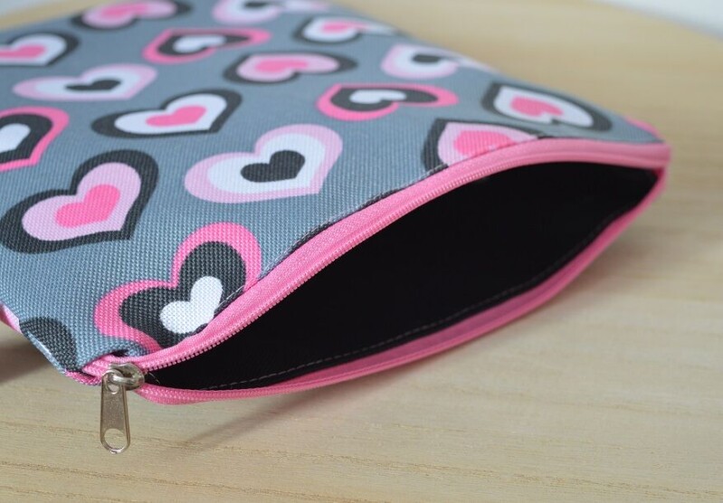 Obal na mokré plavky 21 x 22 cm srdíčka na šedé