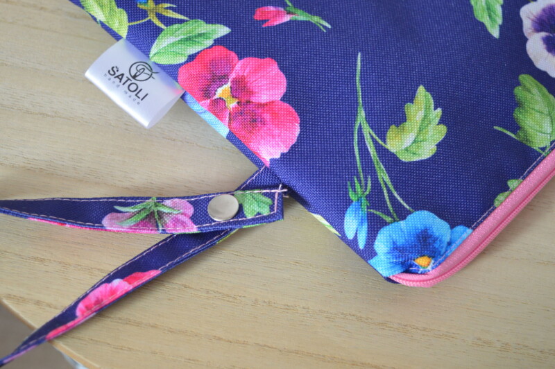 Pouzdro na mokré plavky 18 x 26 cm macešky na tmavě modré