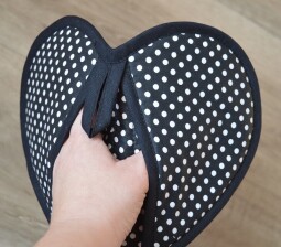 Kuchyňská chňapka srdíčko Bílý puntík na černé 