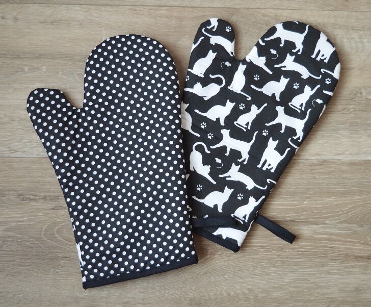 Kuchyňská rukavice Kočky na černé 2 ks