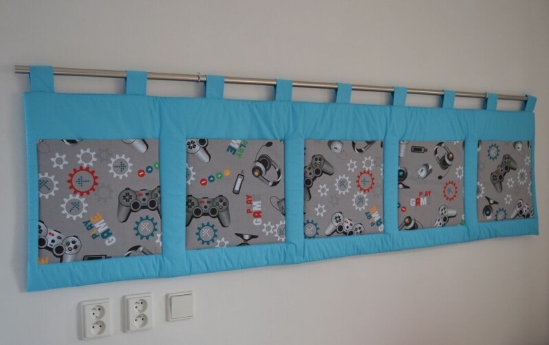 Velký kapsář na zeď za postel 200x50 cm tyrkysová Herní konzole
