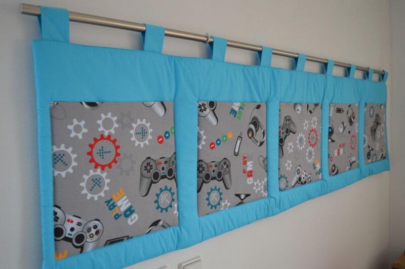 Velký kapsář na zeď za postel 200x50 cm tyrkysová Herní konzole