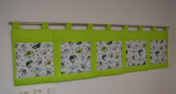 Šedý kapsář za postel 200x50 cm Chameleoni na limetkové