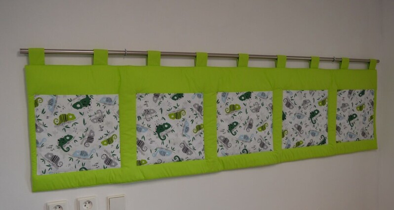 Šedý kapsář za postel 200x50 cm Chameleoni na limetkové