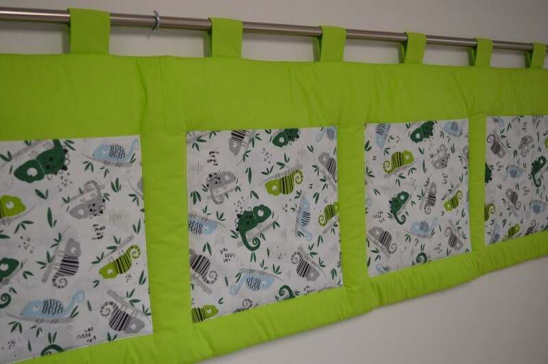 Šedý kapsář za postel 200x50 cm Chameleoni na limetkové