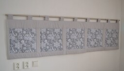Velký kapsář na zeď 200x50 cm světle šedá Krajka