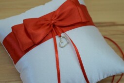Bílo - červený polštářek pod snubní prstýnky