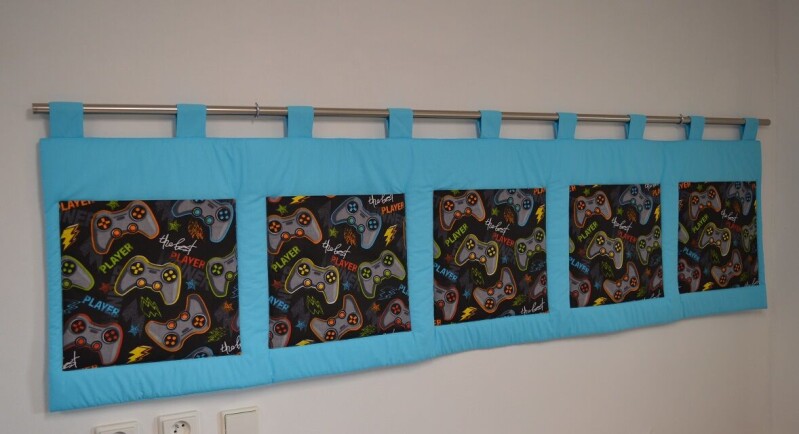 Velký kapsář na zeď 200x50 cm - Herní motiv na tyrkysové