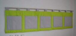 Velký kapsář na zeď 200x50 cm zelená, šedé kapsy a poutka