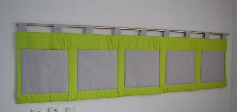Velký kapsář na zeď 200x50 cm zelená, šedé kapsy a poutka