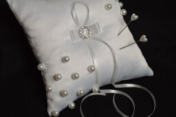 Polštářek pod snubní prsteny s perličkami a štrasovou sponou