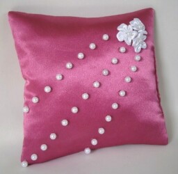 Růžový polštářek pod prstýnky s perličkami