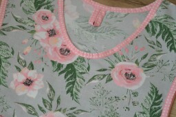 Dámská zástěra klokanka květy na světle šedé