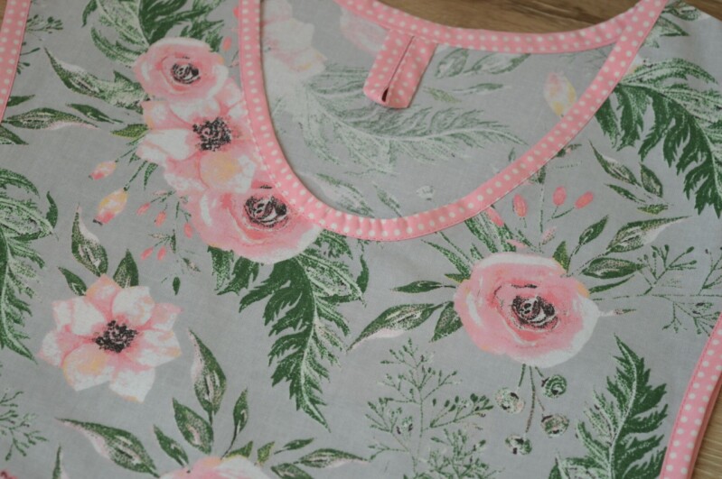 Dámská zástěra klokanka květy na světle šedé