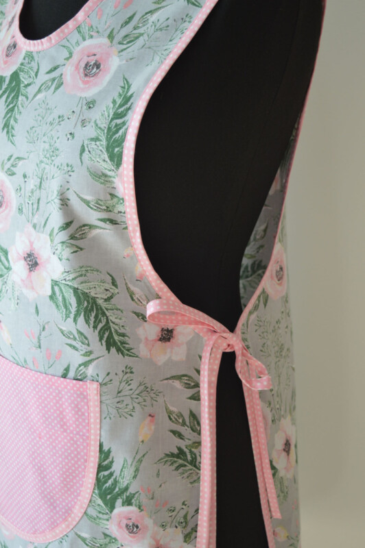 Dámská zástěra klokanka květy na světle šedé