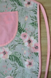 Dámská zástěra klokanka květy na světle šedé