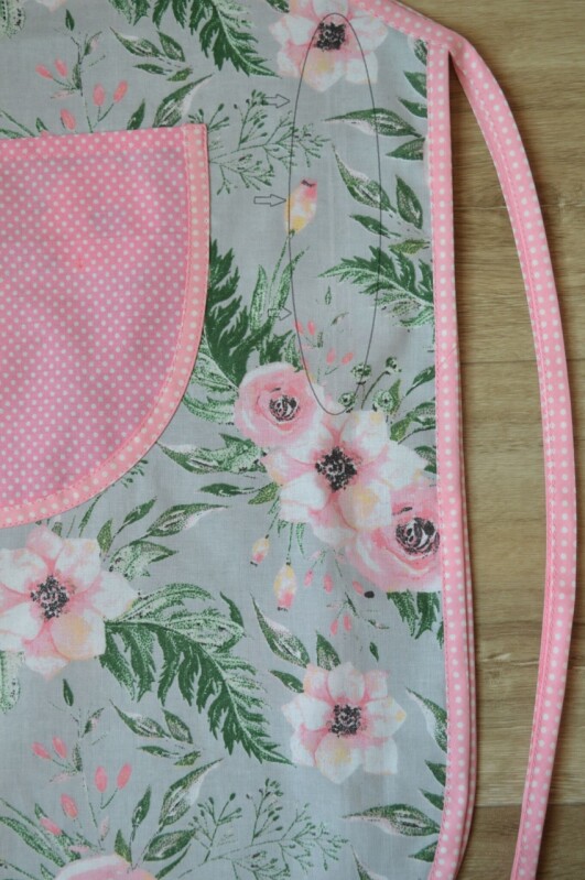 Dámská zástěra klokanka květy na světle šedé