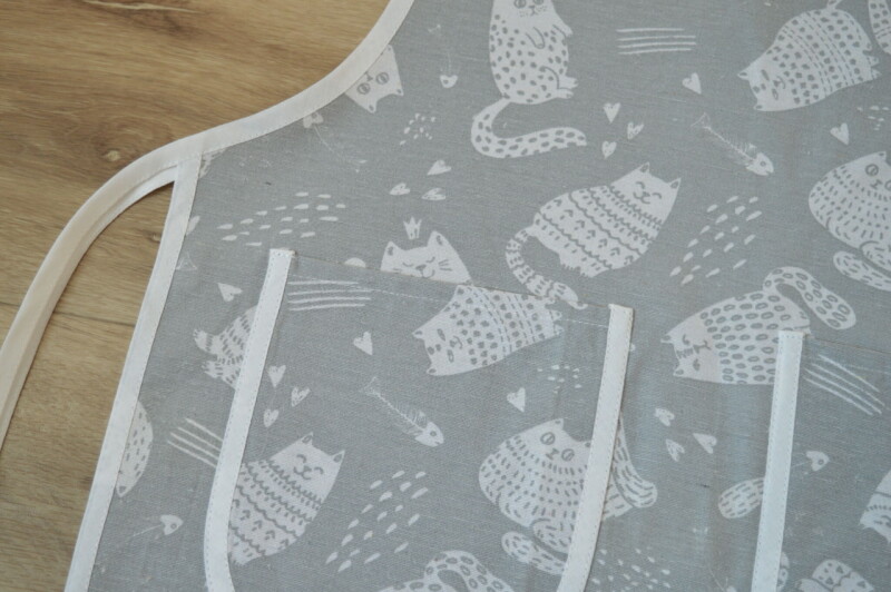 Dámská bavlněná zástěra Kočky na světle šedé