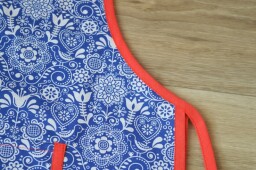 Dámská bavlněná zástěra přes hlavu safírově modrá Folklor