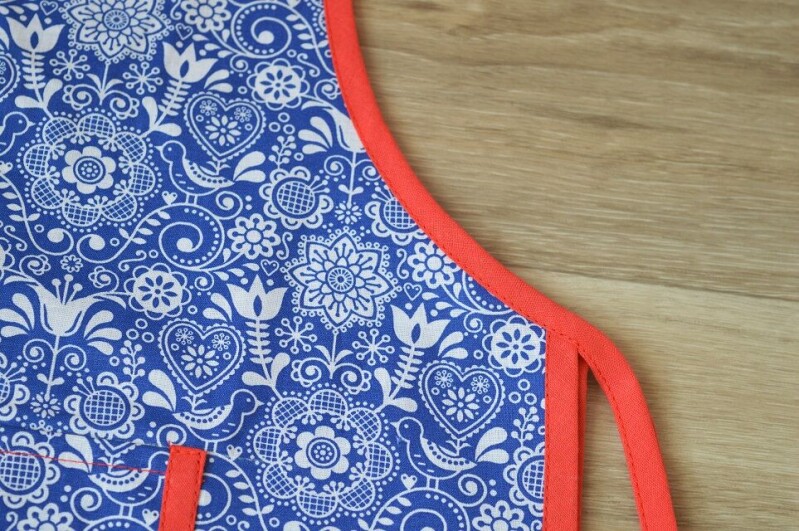 Dámská bavlněná zástěra přes hlavu safírově modrá Folklor