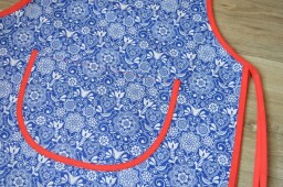 Dámská bavlněná zástěra přes hlavu safírově modrá Folklor