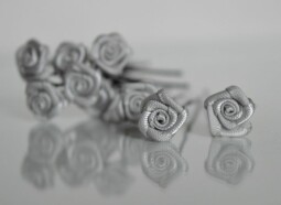 Růžička na vlásence stříbrno-šedá (světlejší)