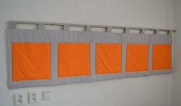 Velký kapsář na zeď za postel 200x50 cm světle šedá, oranžové kapsy