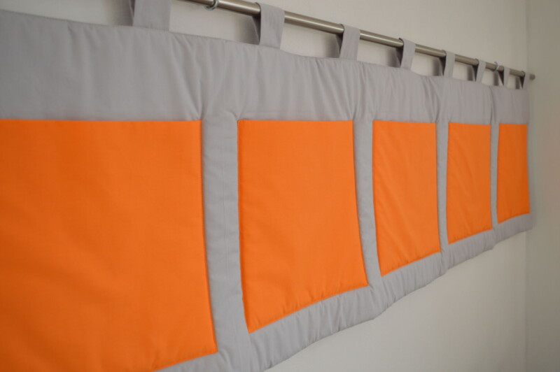 Velký kapsář na zeď za postel 200x50 cm světle šedá, oranžové kapsy