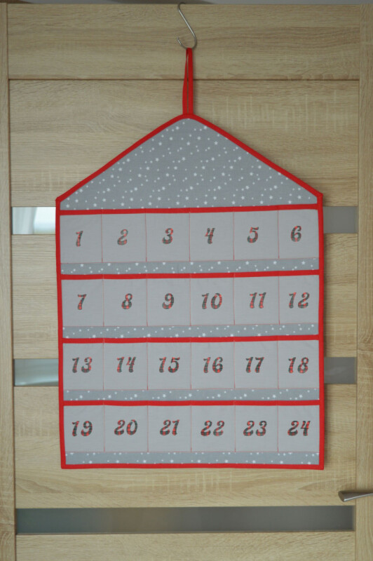 Závěsný textilní adventní kalendář