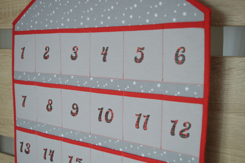 Závěsný textilní adventní kalendář