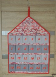 Závěsný textilní adventní kalendář 