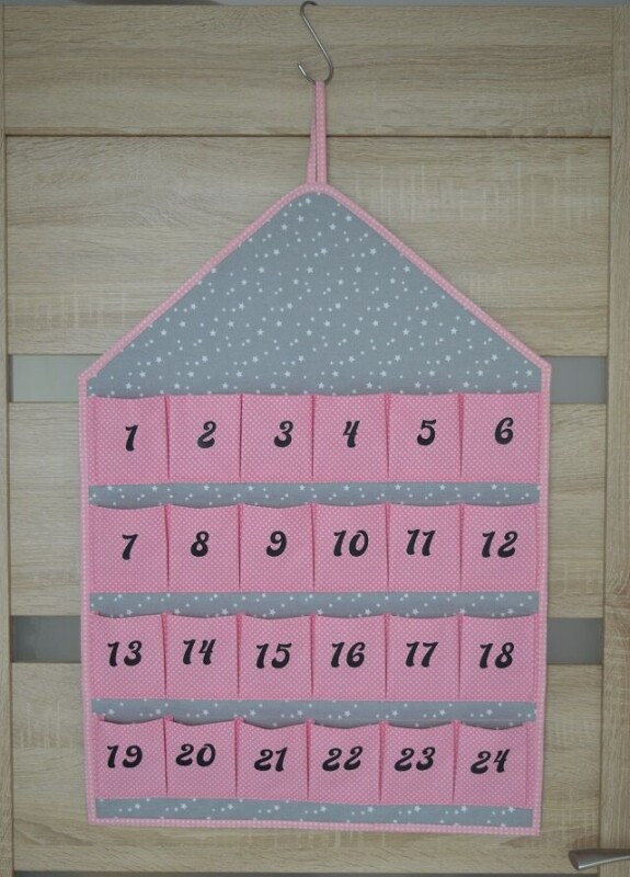 Závěsní textilní adventní kalendář 