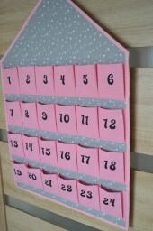 Závěsní textilní adventní kalendář 