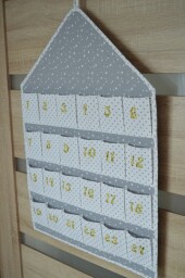 Závěsný látkový adventní kalendář nejen pro děti