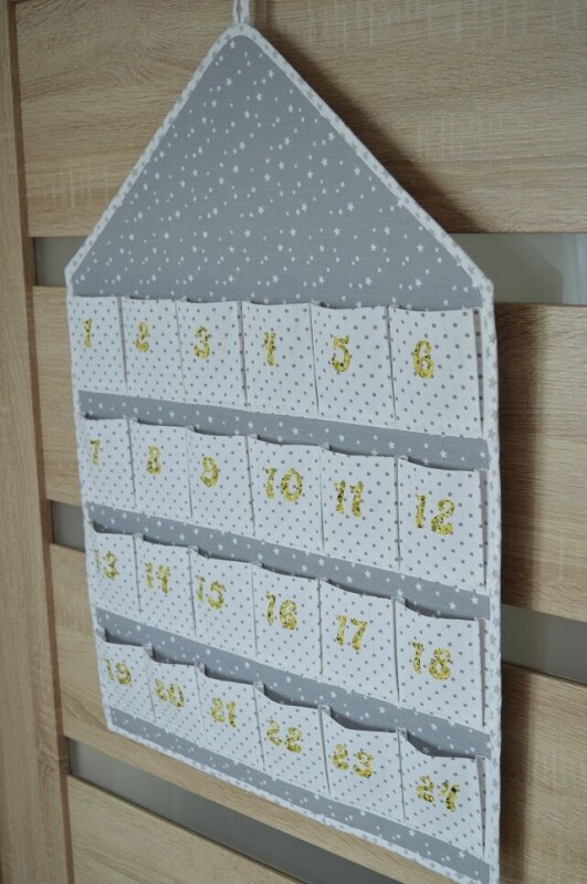 Závěsný látkový adventní kalendář nejen pro děti