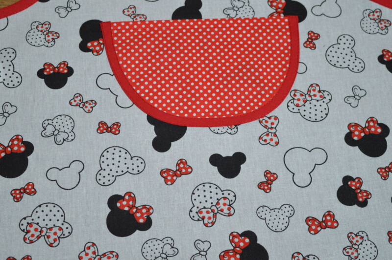Bavlněná zástěrka s červeným lemováním Minnie