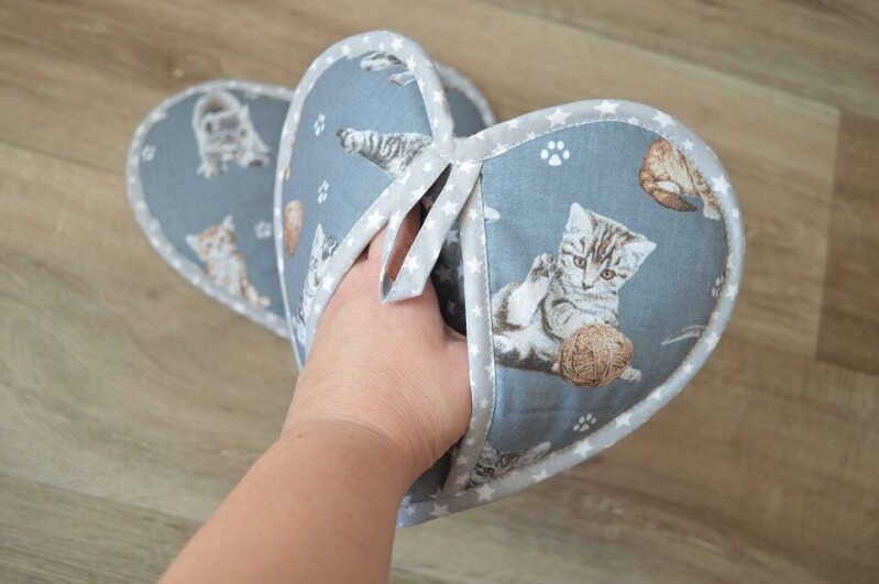 Kuchyňská chňapka srdce Kočičky na šedé 2 ks