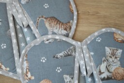 Kuchyňská chňapka srdce Kočičky na šedé 2 ks