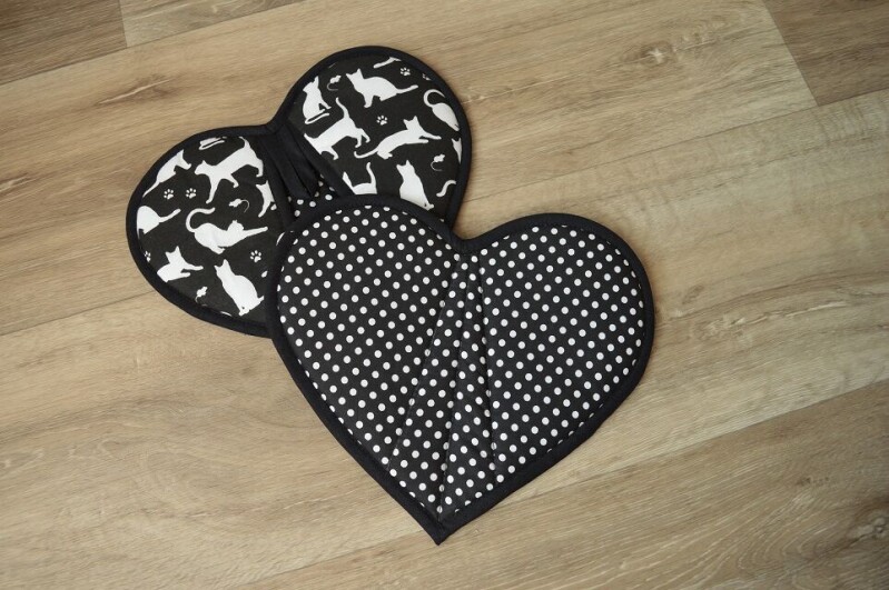 Kuchyňská chňapka Kočky na černé 2 ks