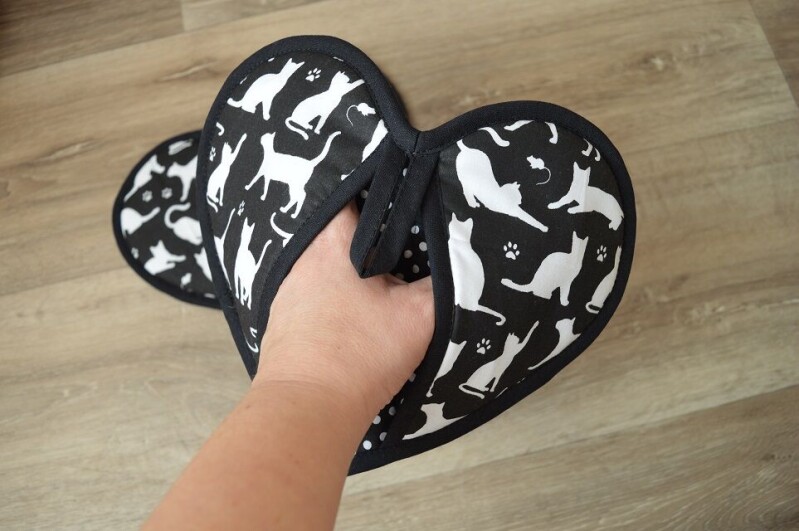 Kuchyňská chňapka Kočky na černé 2 ks